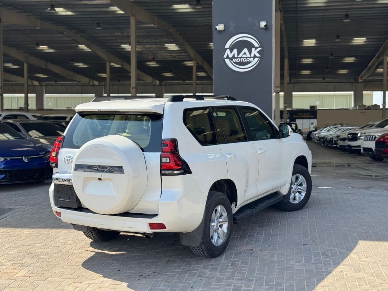 تويوتا برادو V6 4.0L / GCC / 4X4 / BIG SCREEN / FRIDGE / 7 SEATER / IN PERFECT CONDITION