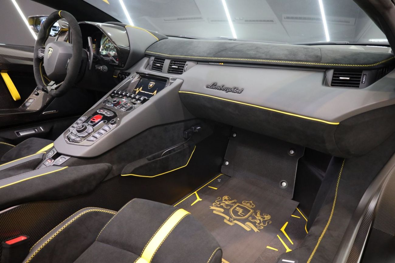 Lamborghini Aventador SVJ 6.5L V12 Roadster, 1 of 800, Carbon Package, Very Low KM!!