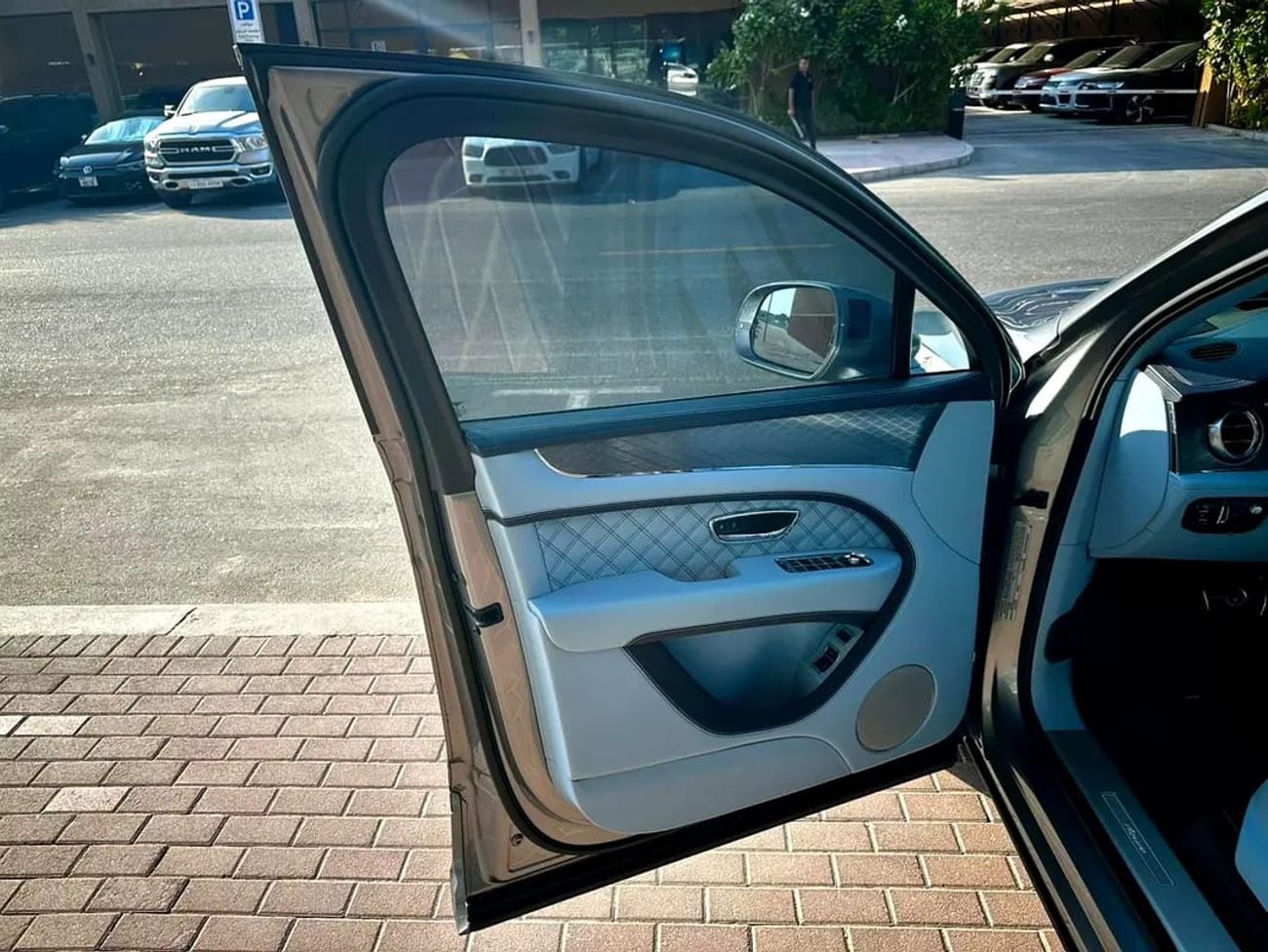 بنتلي بينتايجا 4.0L V8 EWB Azure Azure | GCC Specs | Dealership Warranty | Fully Loaded | Crypto Friendly