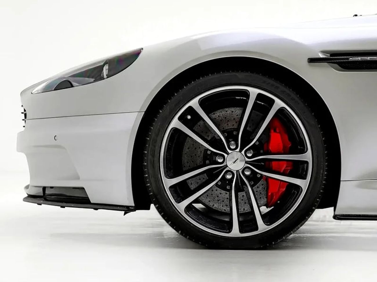 Aston Martin DBS Standard