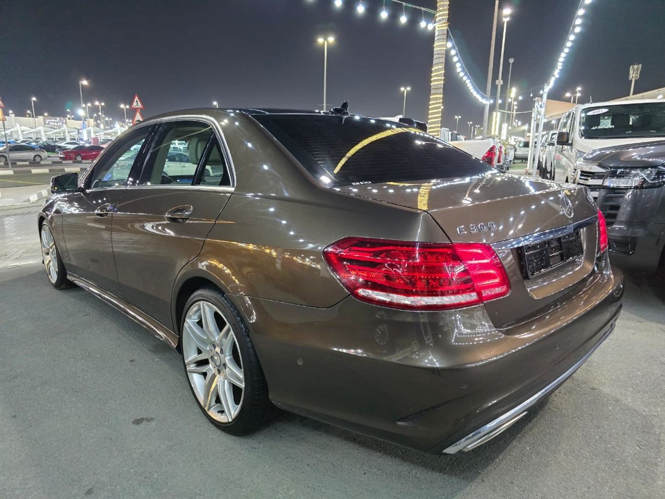 Mercedes-Benz E300 MERCEDES BENS E300 2014 GCC V6 ENGINE 3.5L clean car without accident without paint no any work requ