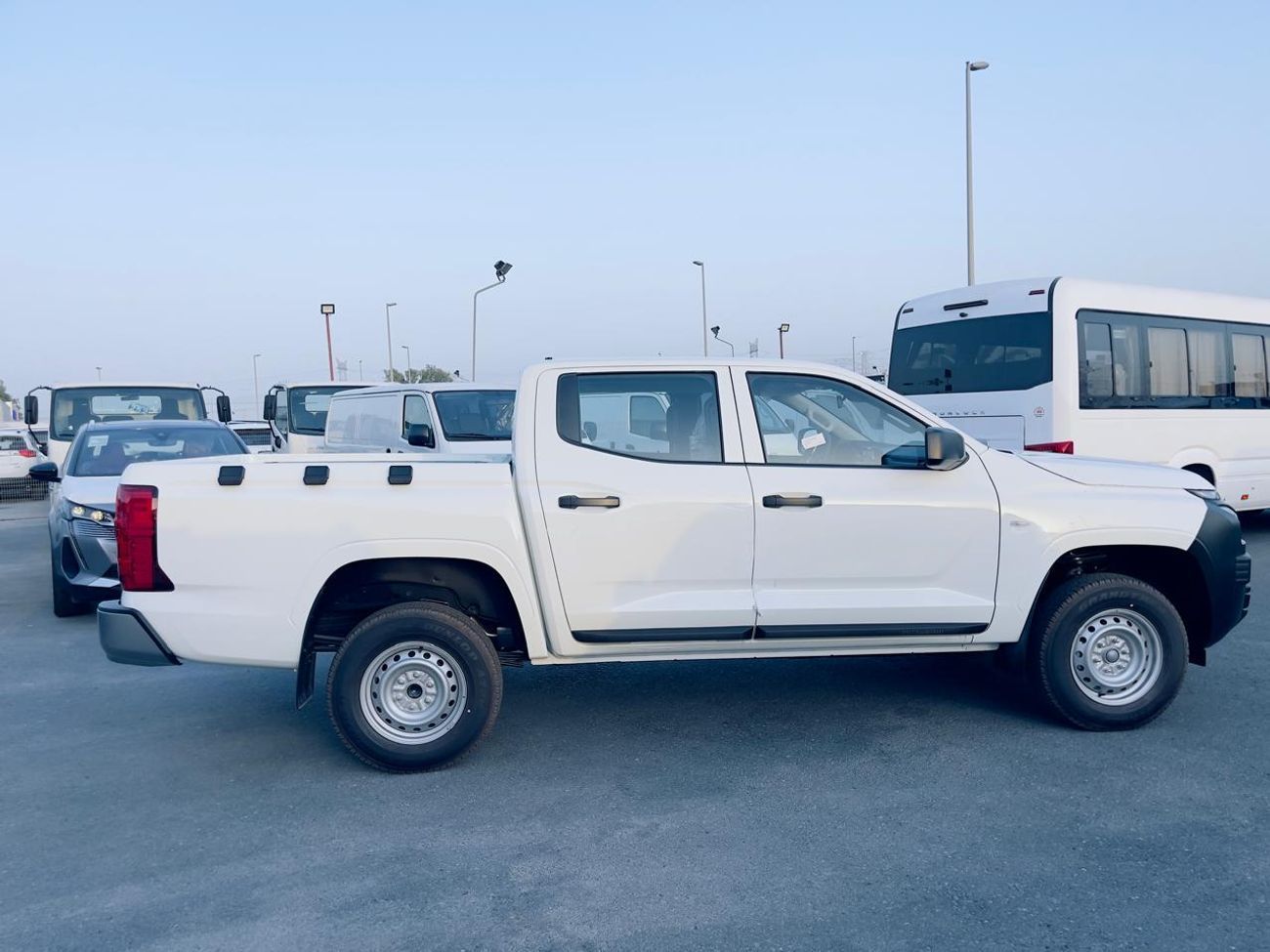 ميتسوبيشي L200 MITSUBISHI L200 GL 2.4L (128 HP) Double Cab Utility