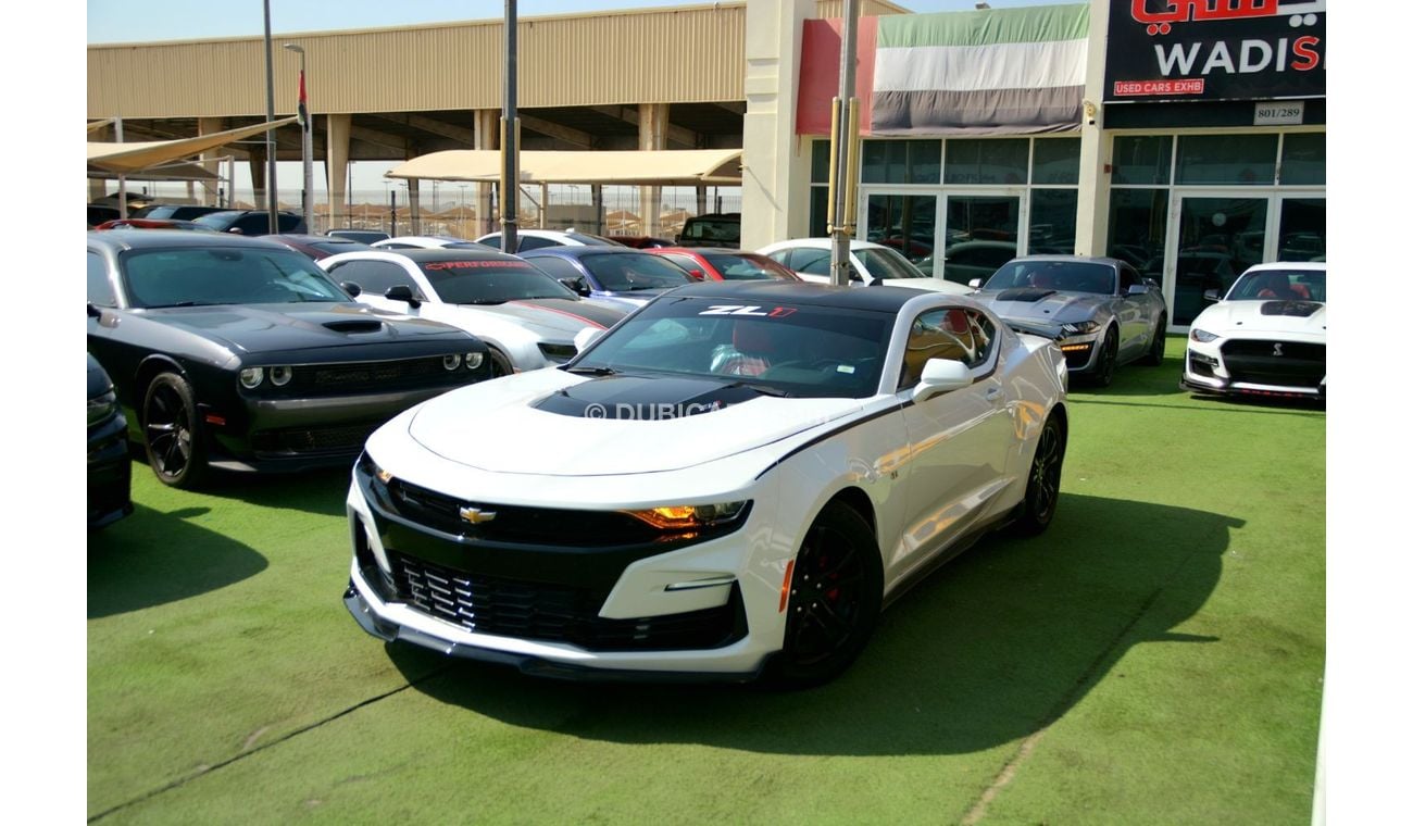 Chevrolet Camaro The cylinders (4 cylinders) have a capacity of 2.0 liters with a turbocharger to generate 275 horsep