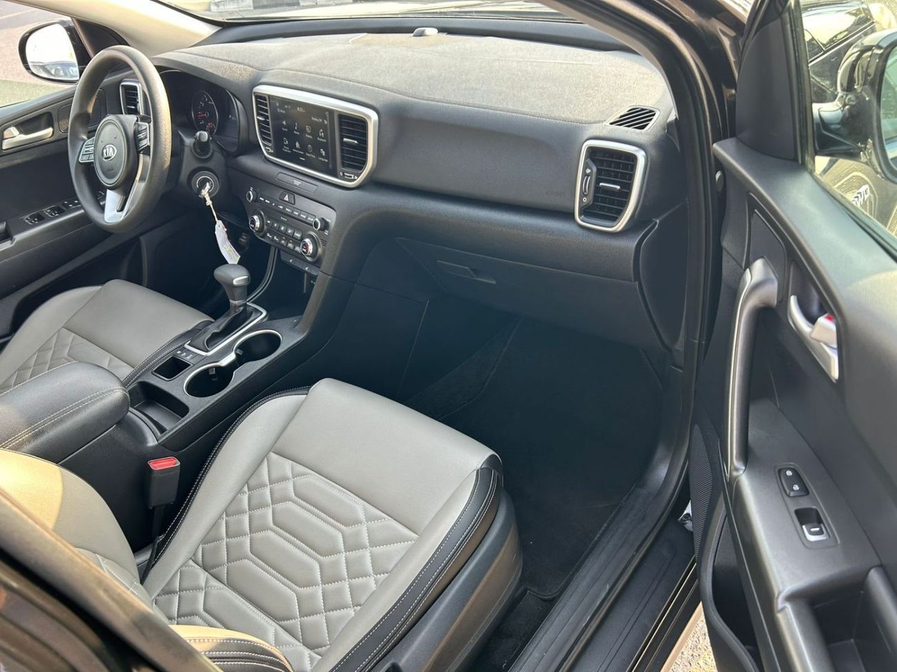 كيا سبورتيج 2021 Kia Sportage 2.4L V4 - MiOption + Leather & Electric Seats - Apple/Android Play - Rear CAM - Ri