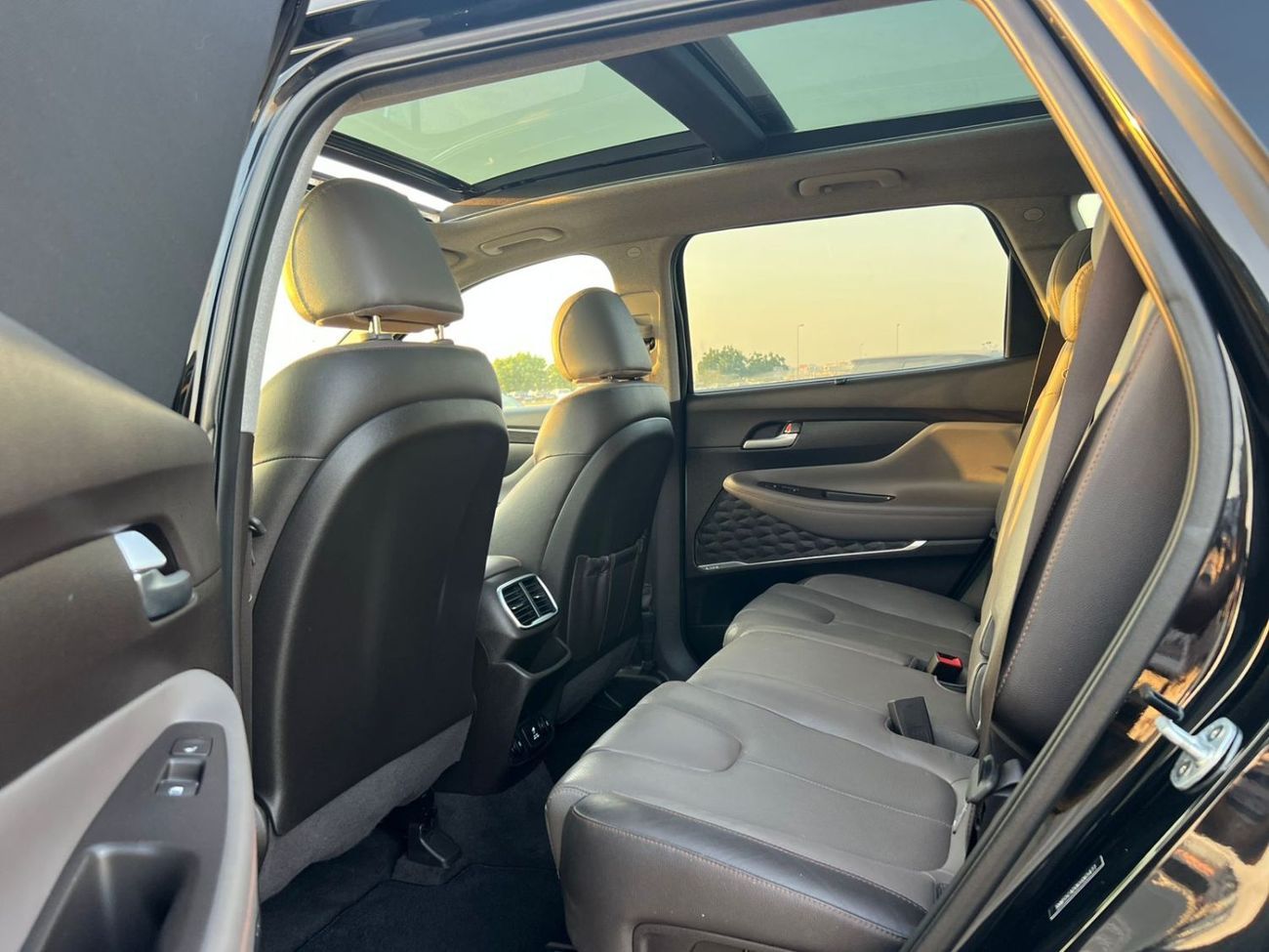 Hyundai Santa Fe 2019 Hyundai Santa - Full Option - 2.4L - V4 - Panoramic View - Push Start - Leather and Electric-36