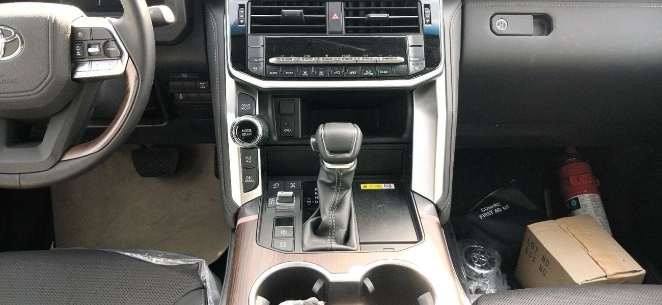 تويوتا لاند كروزر VX LC300 VX 3.3L Diesel 2025YM