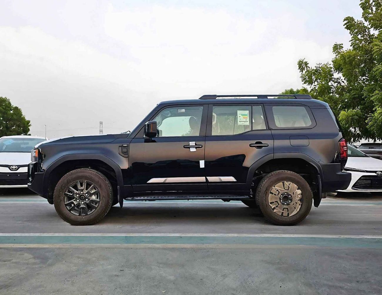 تويوتا برادو ALL ROUNDER / MID OPTION / 2.4T V4 PETROL / SUNROOF / LEATHER SEATS (CODE # P24AR)