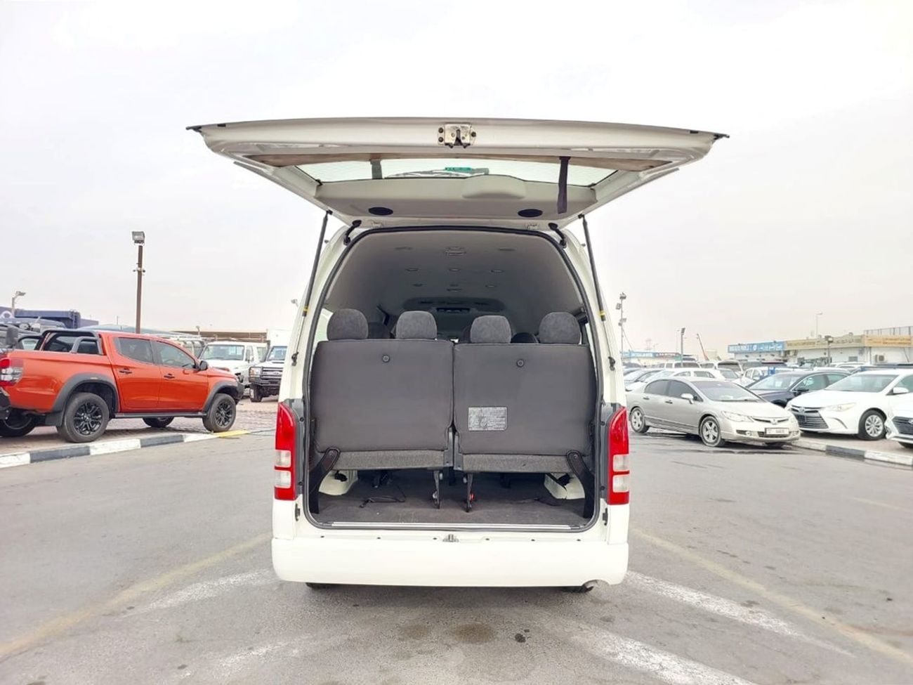 Toyota Hiace TOYOTA HIACE COMMUTER VAN RHD 2017 MODEL 2.7 L PETROL AUTOMATIC(PM81432)