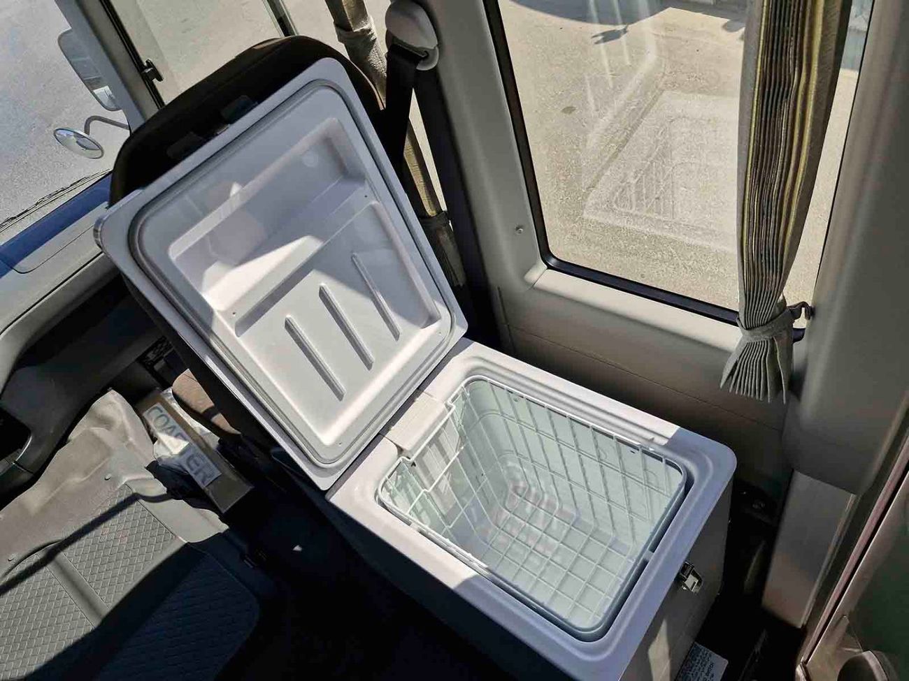 تويوتا كوستر ECTALM003 - 2025 Toyota Coaster – 2.8L Diesel Auto – 22 Seats, Cool Box