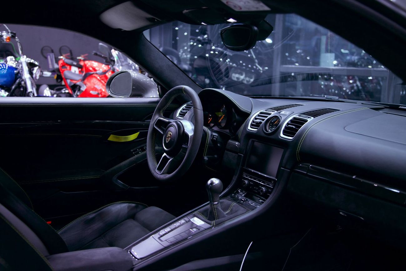 Porsche 718 Cayman GT4 4.0L (420 HP) M/T