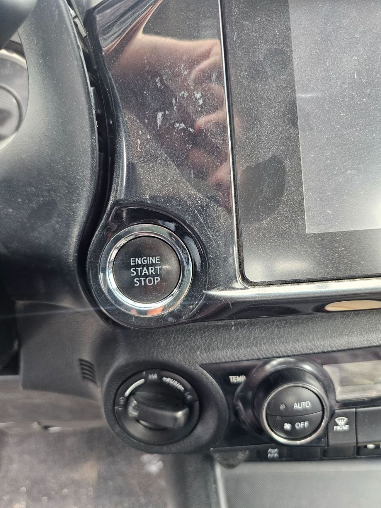 Toyota Hilux S GLX LHD 2.4L V4 DIESEL ENGINE Push Start Automatic Gear 4WD Original Power Window 5 Seats 4 Doors