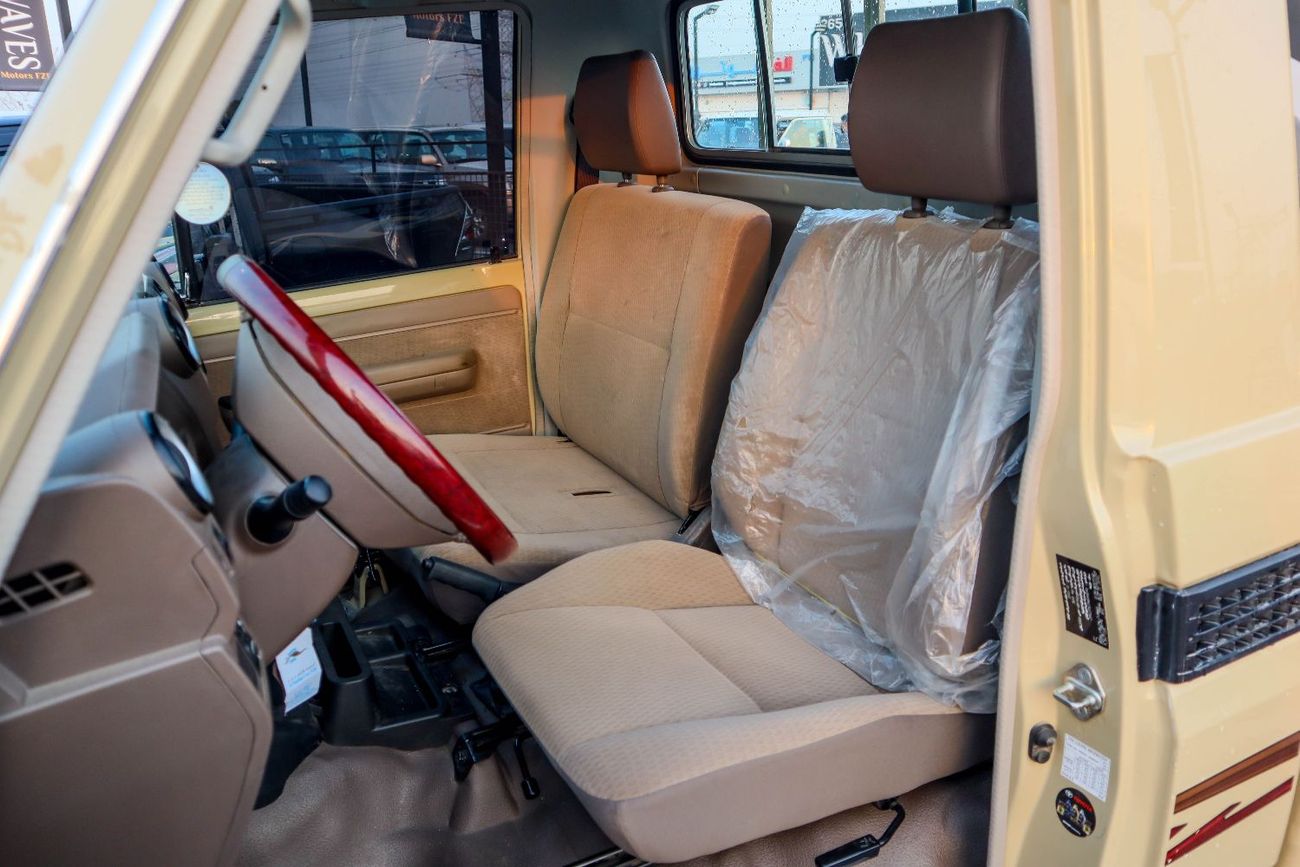 تويوتا لاند كروزر بيك آب Std 4.0L Single Cab Utility 4WD
