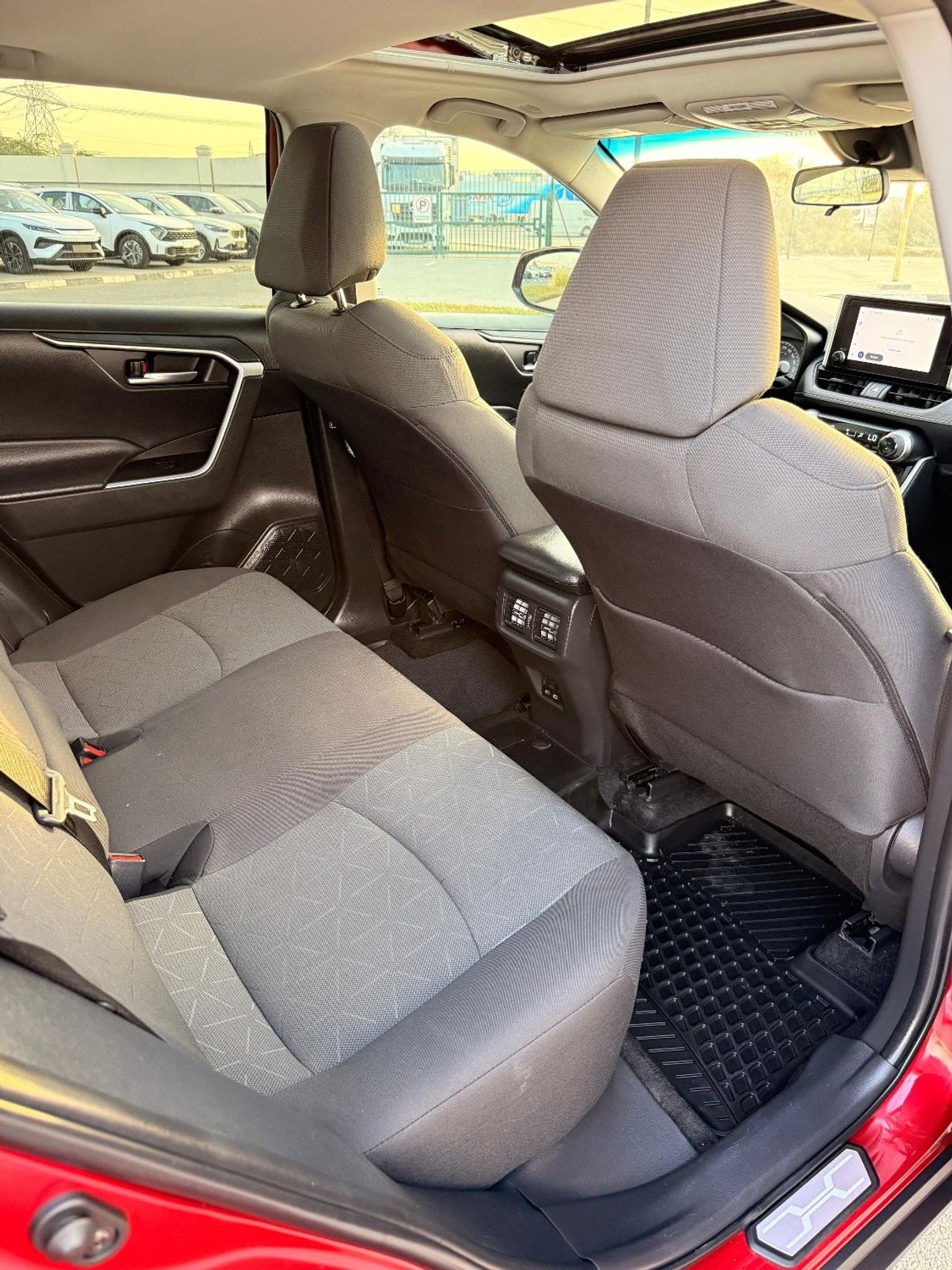 تويوتا راف ٤ XLE AWD 2.5 Sunroof  2024