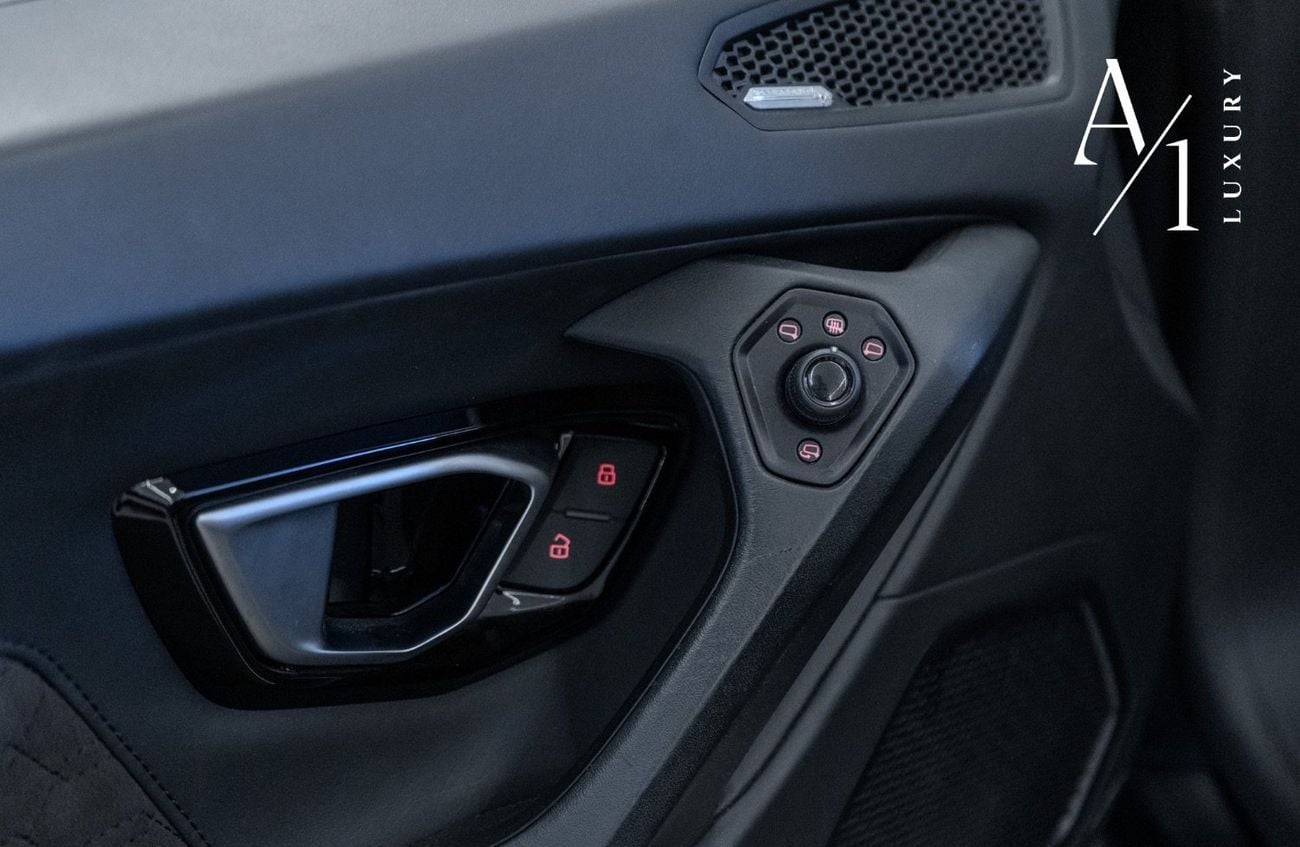 Lamborghini Huracan Evo Spyder 2023 Lamborghini Huracan EVO Spyder, Fully Loaded, Excellent Condition, European Spec