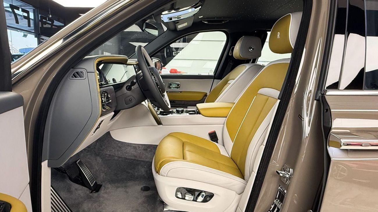 Rolls-Royce Cullinan Rolls Royce Cullinan Silver Badge - 2025 - Bespoke Color Edition