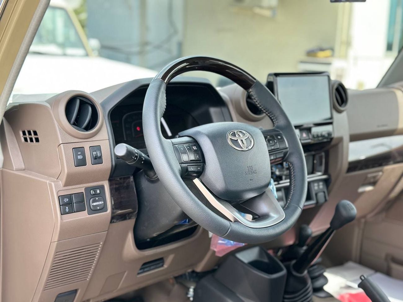 تويوتا لاند كروزر بيك آب LC79، محرك 2.8 لتر ديزل، ناقل حركة يدوي // 2026 // فئة عالية مع رادار، قفل تفاضلي، مشغل DVD وكاميرا 