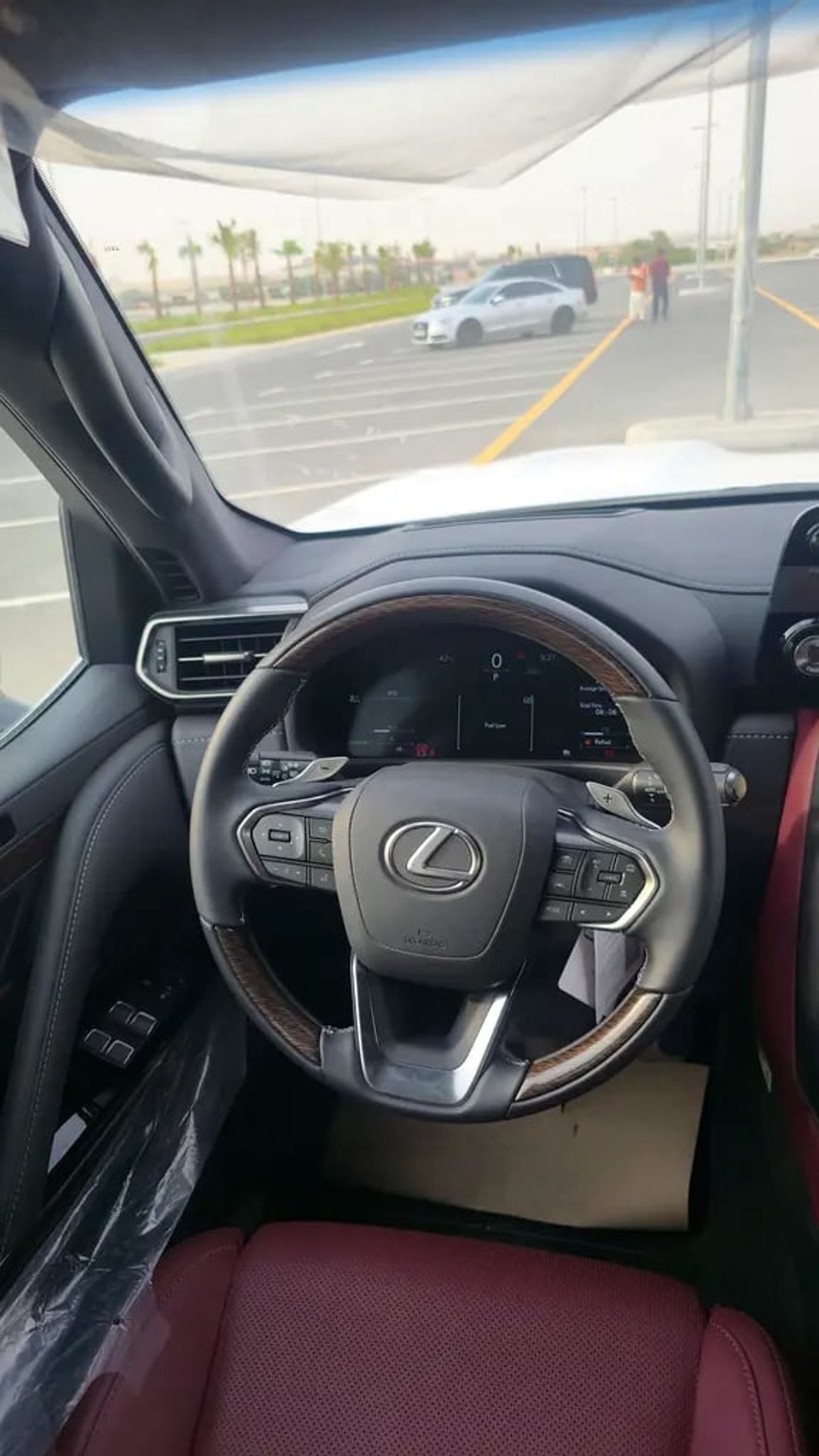 Lexus LX600 SIGNATURE omani spec with park and soft door | GCC Specs | Brand