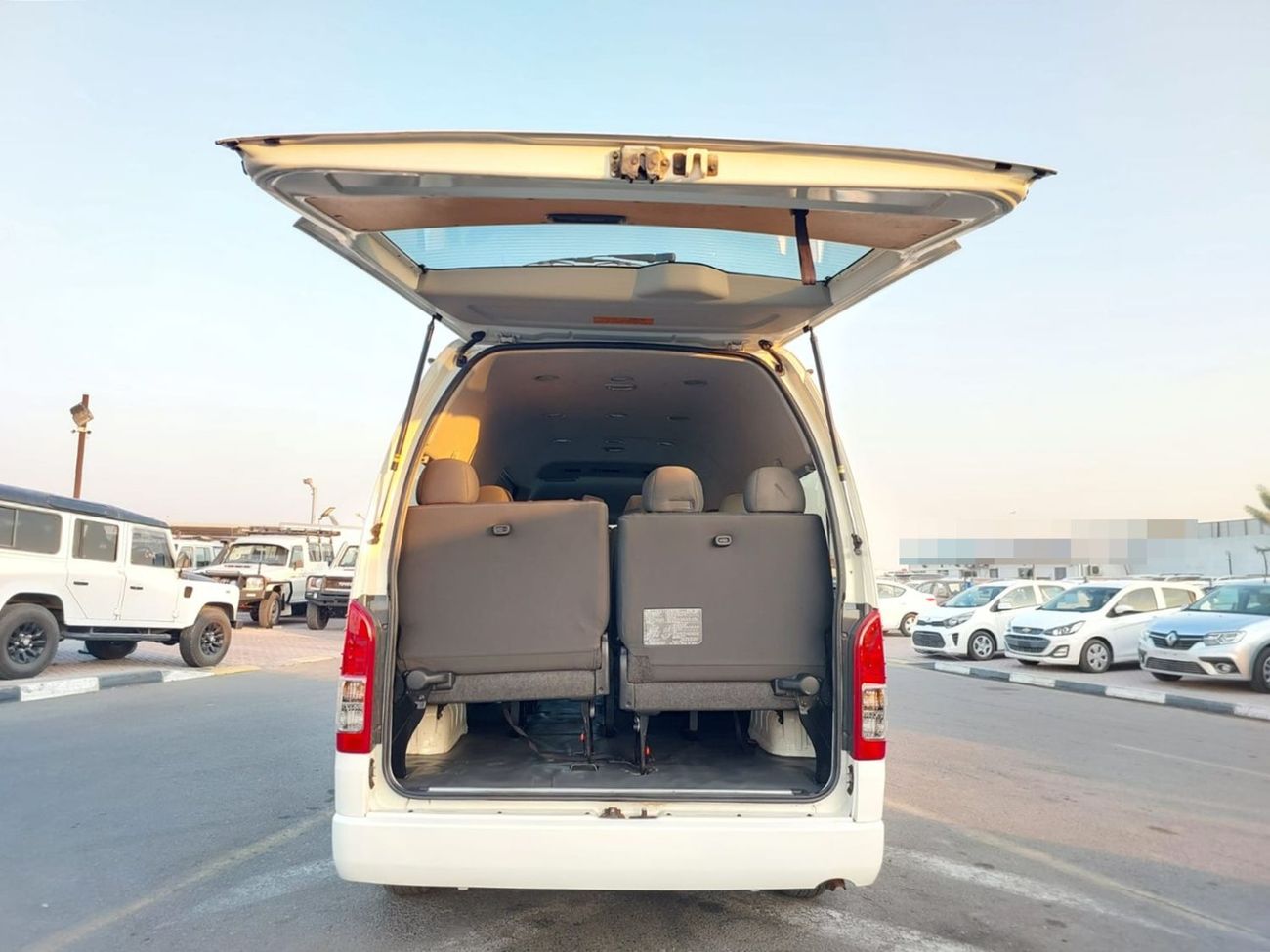 Toyota Hiace TOYOTA HIACE COMMUTER VAN RHD 2018 MODEL 3.0 L DIESEL AUTOMATIC(PM36171)