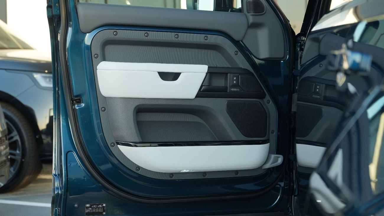 لاند روفر ديفندر OCTA V8 Sargasso Blue 2026MY Export Only