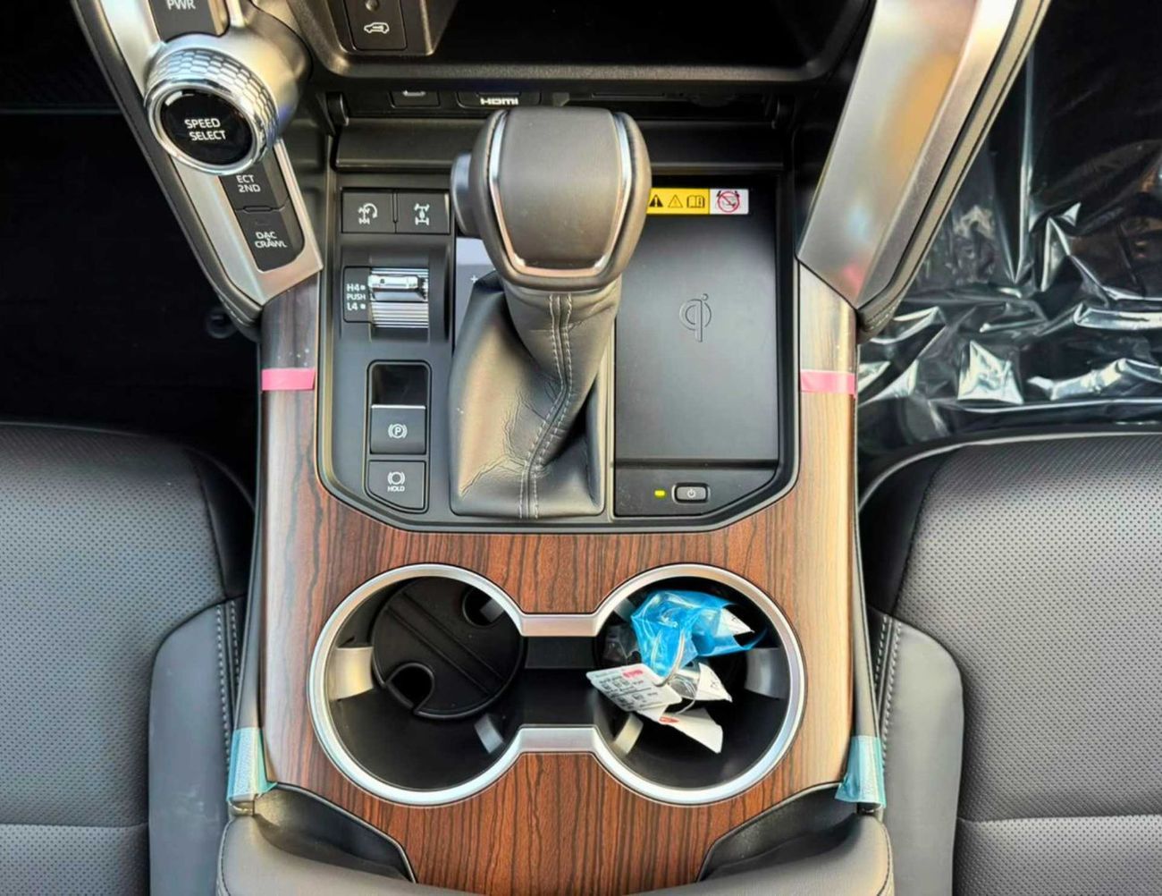 Toyota Land Cruiser VX 4.0L PETROL V6 | RADAR | BIG DVD | REAR ENTERTAINMENT SCREEN | COOL BOX | FULL OPTION (CODE#VX4MA
