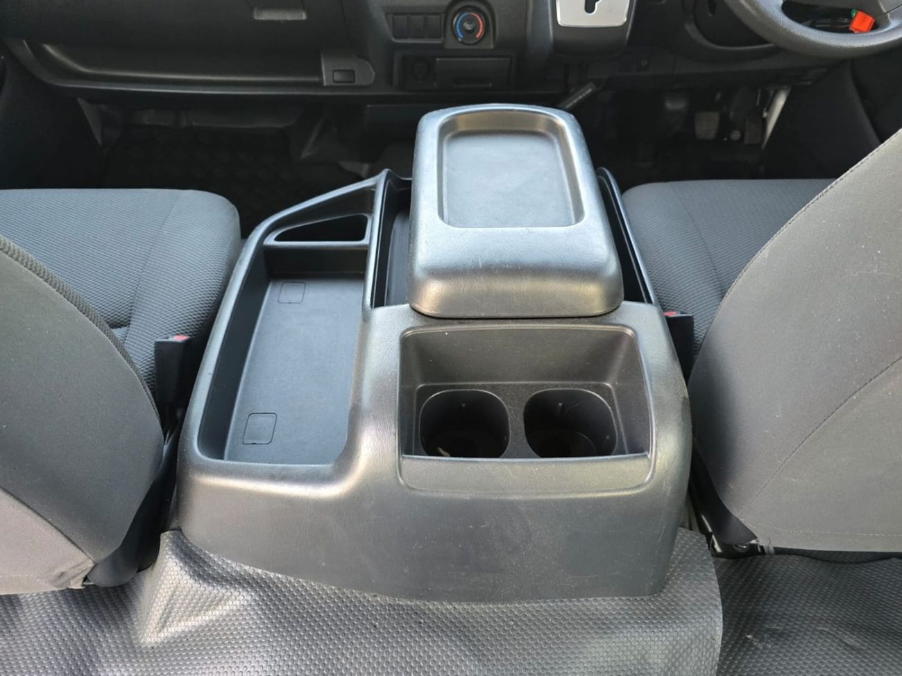 تويوتا هاياس TOYOTA HIACE COMMUTER VAN RHD 2018 MODEL 3.0 L DIESEL AUTOMATIC(PM22105)