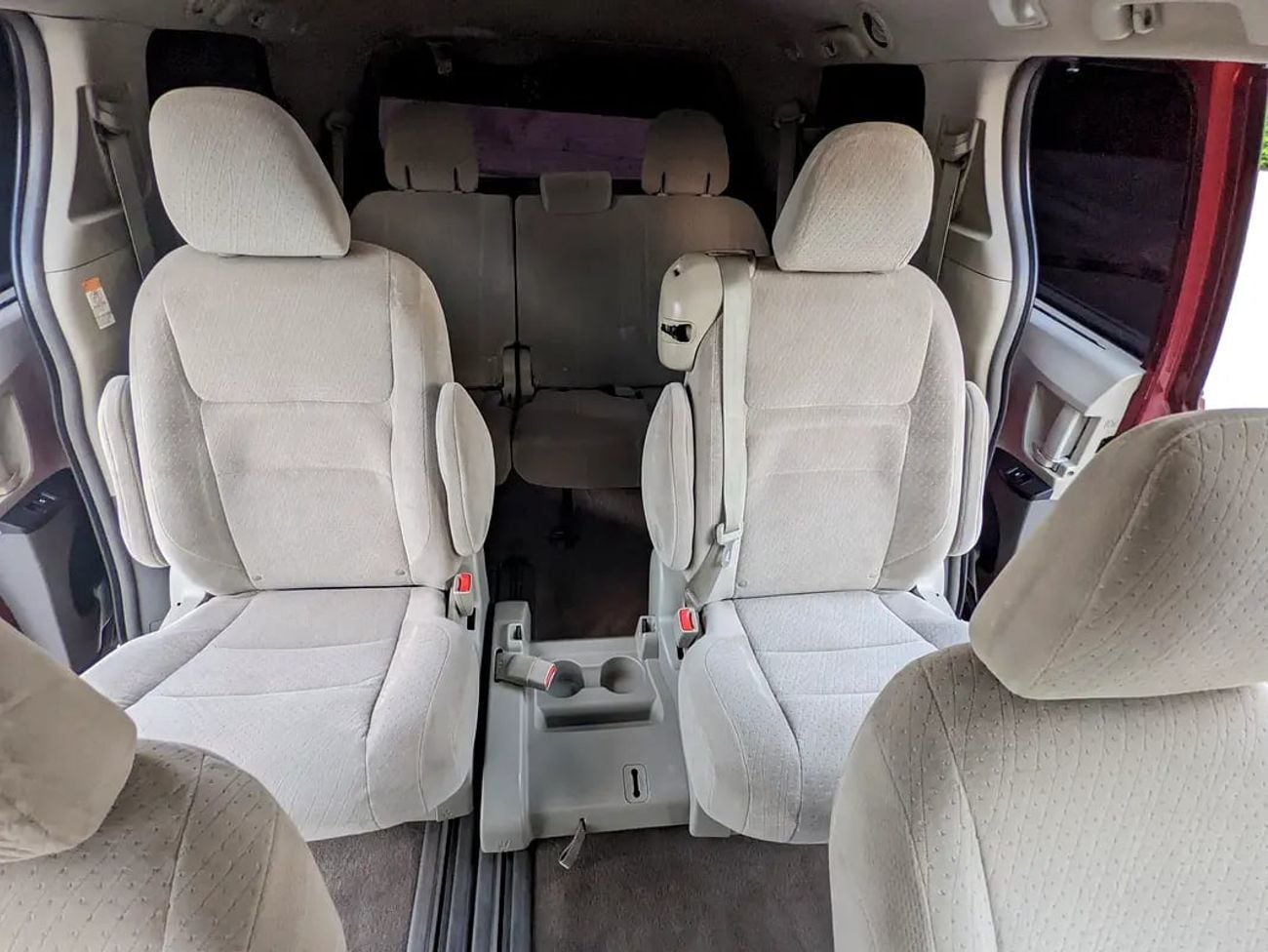 Toyota Sienna LE (NON GCC) Mid Option With Navigation In Perfect Condition 7 Seater Flawless Family Van