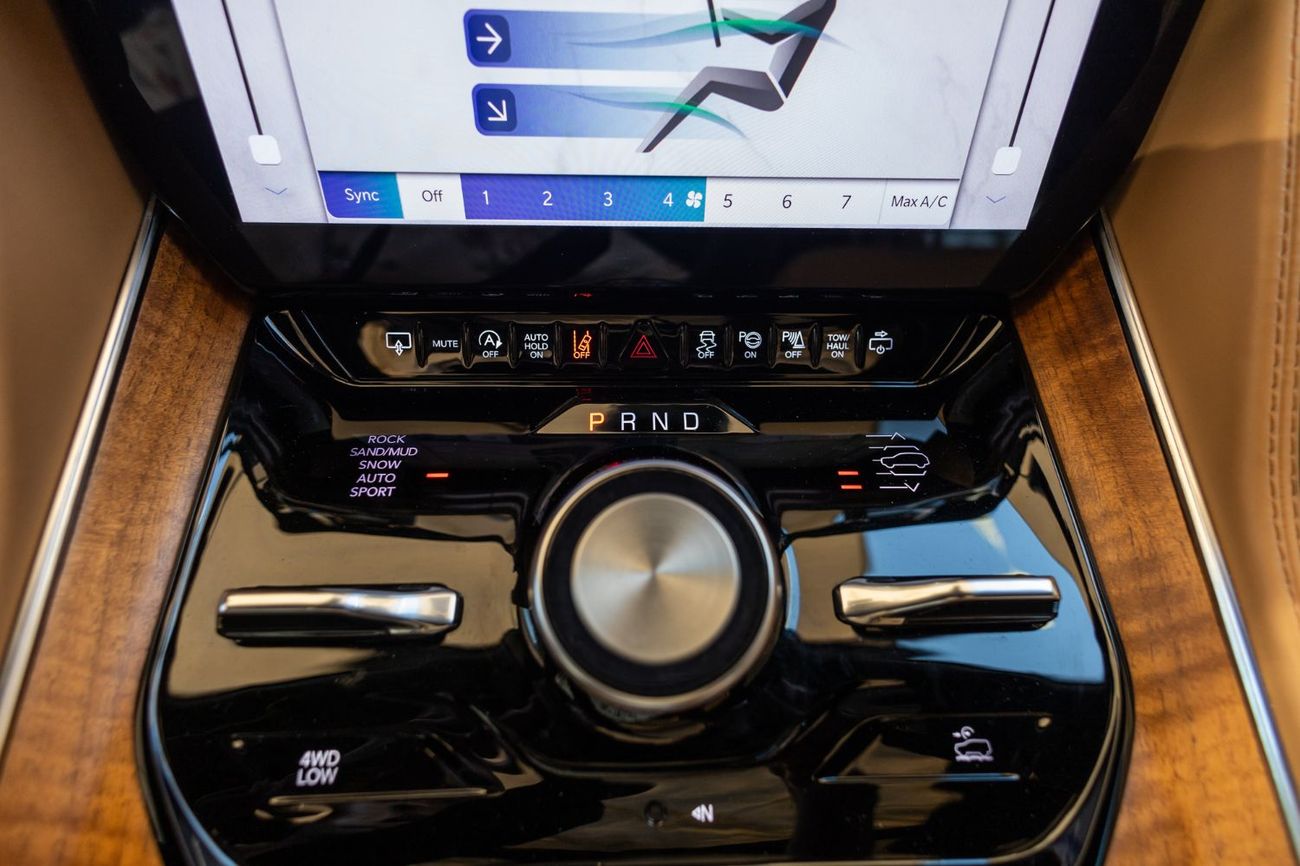 جيب جراند واجونير Series III 3.0T