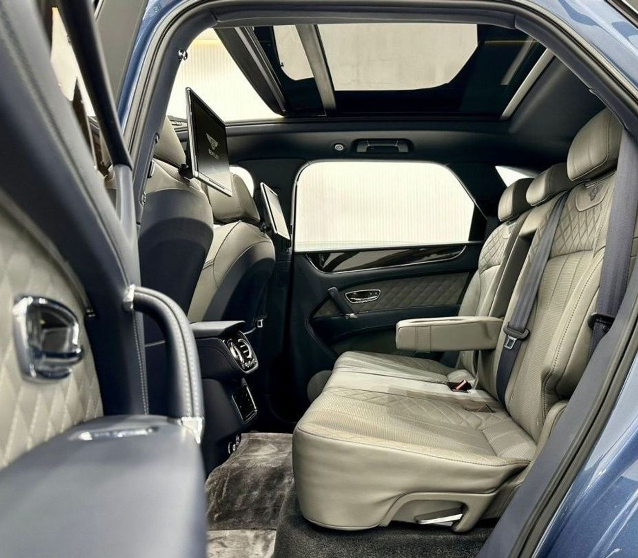 Bentley Bentayga 2017 Bentley Bentayga W12, Carbon Pack, Service History, Warranty, GCC