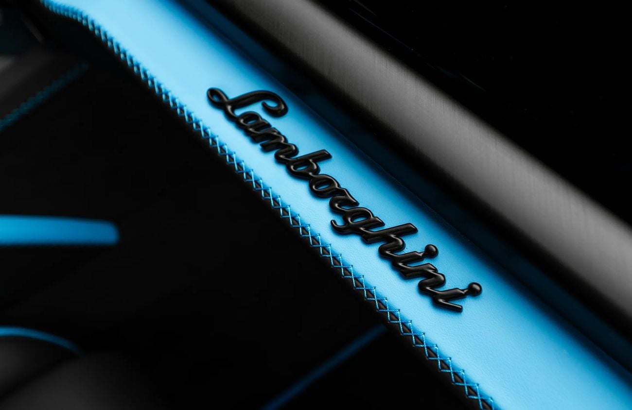 لامبورغيني اوروس 4.0L V-8 Twin-Turbocharged Engine + eMotor