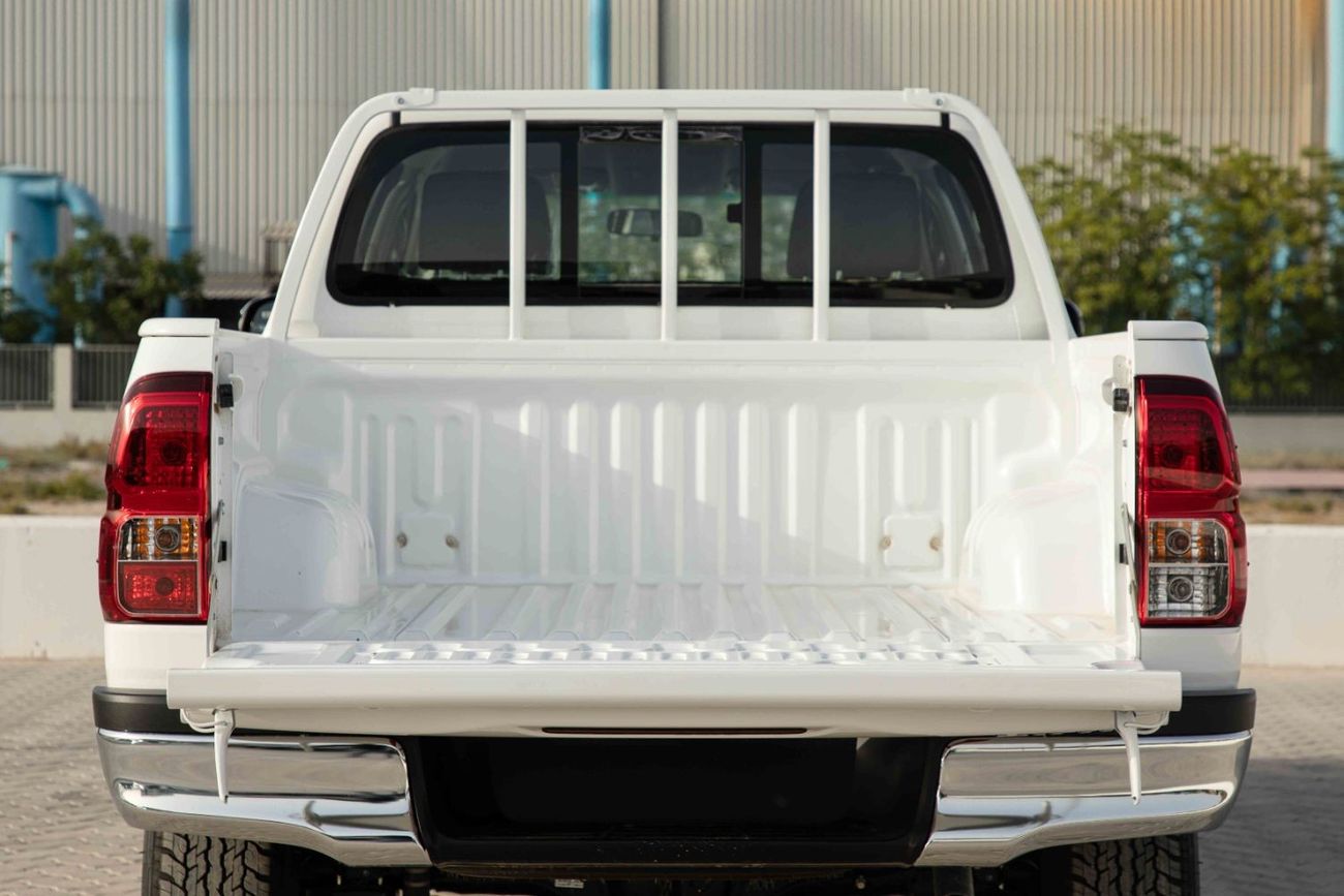 تويوتا هيلوكس تويوتا هايلكس 4X4 DC 2.4 DLX - أبيض سوبر مع أسود | تصدير فقط