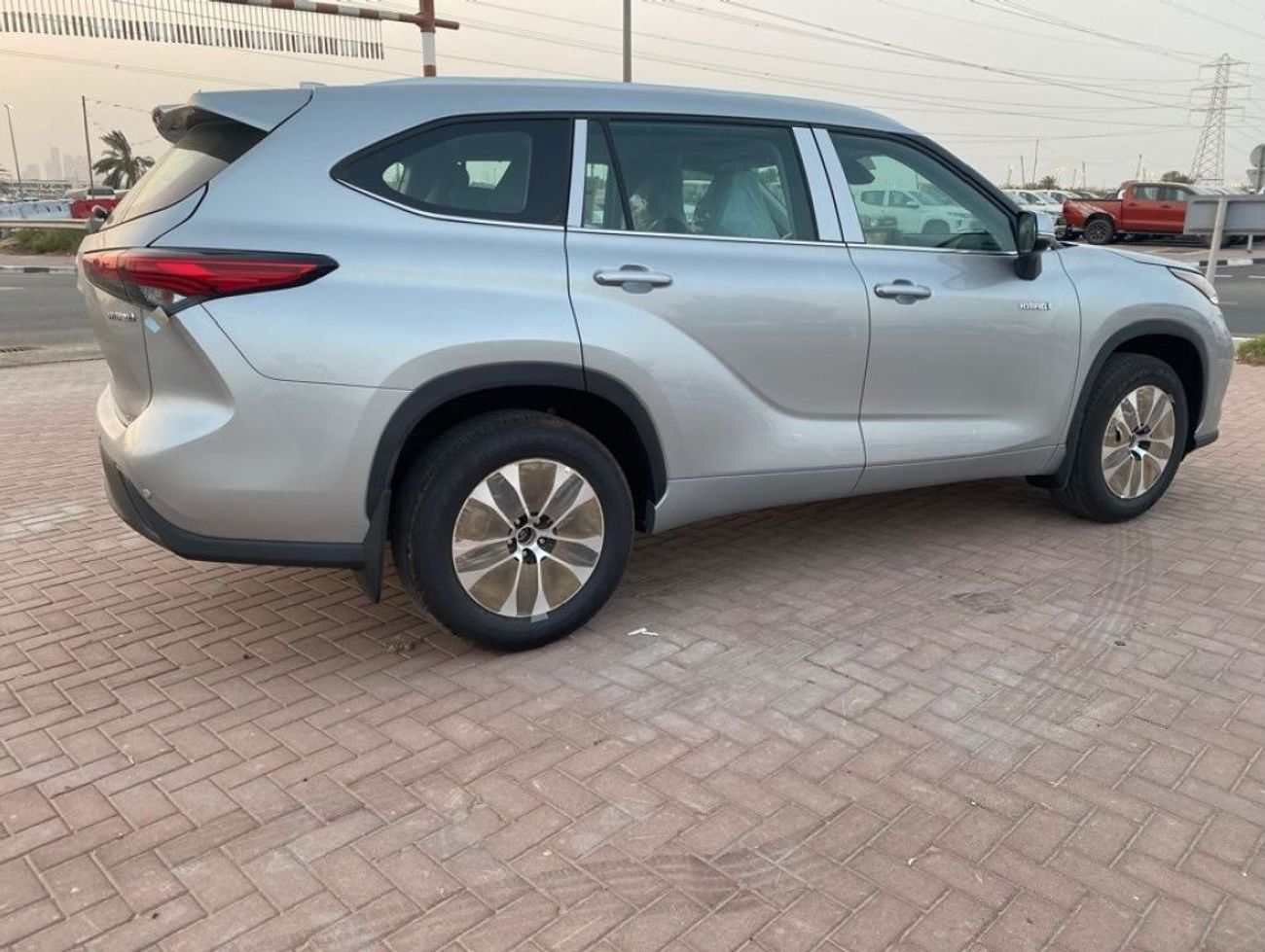تويوتا هايلاندر 2022 2.5L PETROL GLE HYBRID 4x4 FOR EXPORT