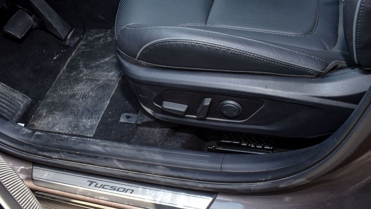 Hyundai Tucson 1.6T - Radar - Panoramic sunroof - 19" Alloy - DVD - Leather Seats - Electric seats