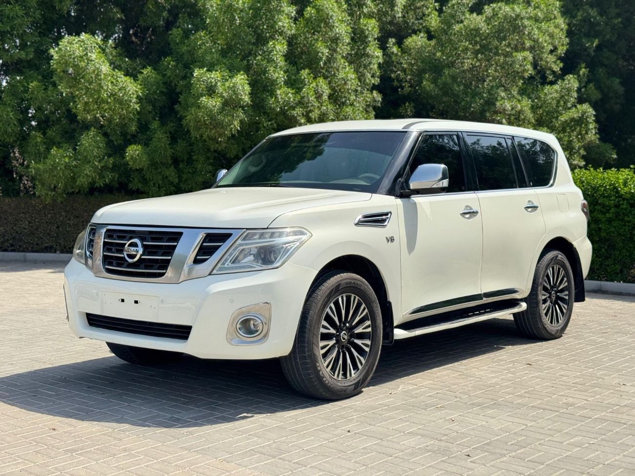 نيسان باترول Nissan patrol 2010 V8 big engine Gcc Full options