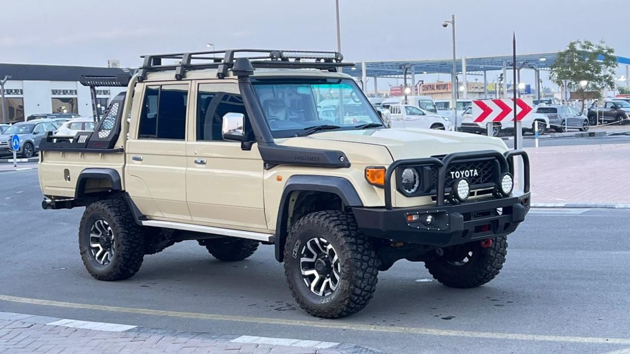 Toyota Land Cruiser Pick Up Heavy Duty Double Cabin Pickup RHD 4.5L 1VD-FTV V8 Diesel Engine Manual Transmission 4WD 5 Seats 4 D