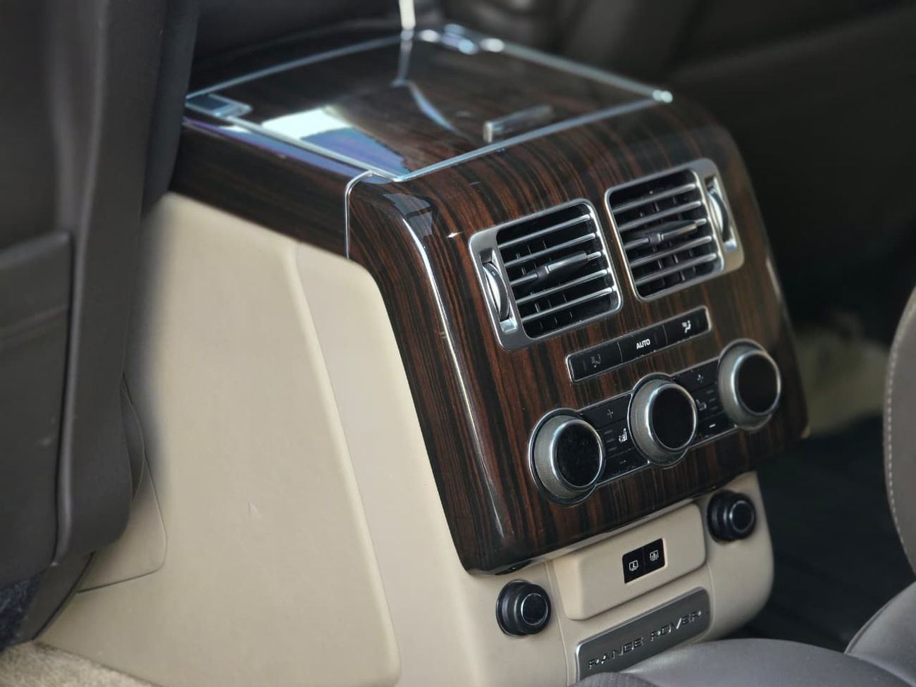 Land Rover Range Rover Supercharged 5.0L RANGE ROVER VOGUE L 2015 PERFECT CONDITION IN SIDE OUT SIDE