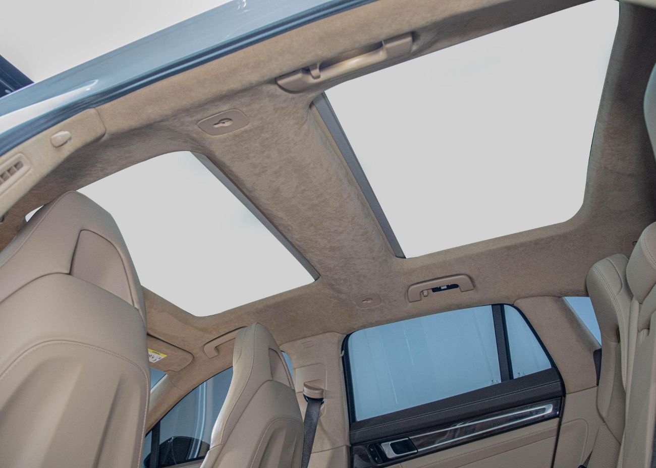 Porsche Panamera Turbo Sport Turismo 4.0L AWD Sport Turismo • 550 BHP • Warranty + Service Contract Available • GCC