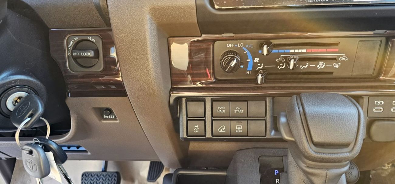 تويوتا لاند كروزر 70 ECTGEN002 - 2025 TLC71 Hardtop SWB 2.8L Diesel Auto Beige