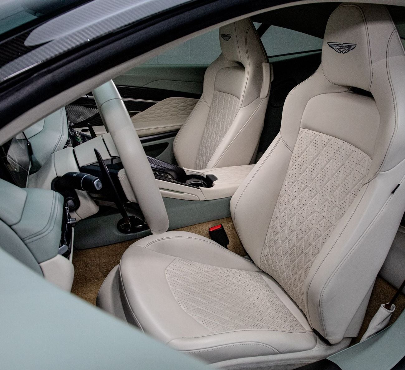 أستون مارتن DB12