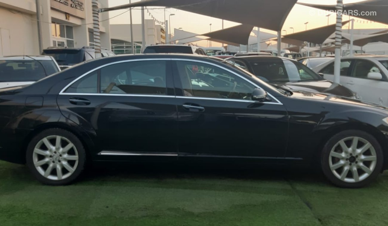 مرسيدس بنز S 350 خليجى - بانوراما - شاشة -كاميراخلفية - أبواب شفط - مرايا كهربائية -رنجات - حساسات - أنوار ضباب