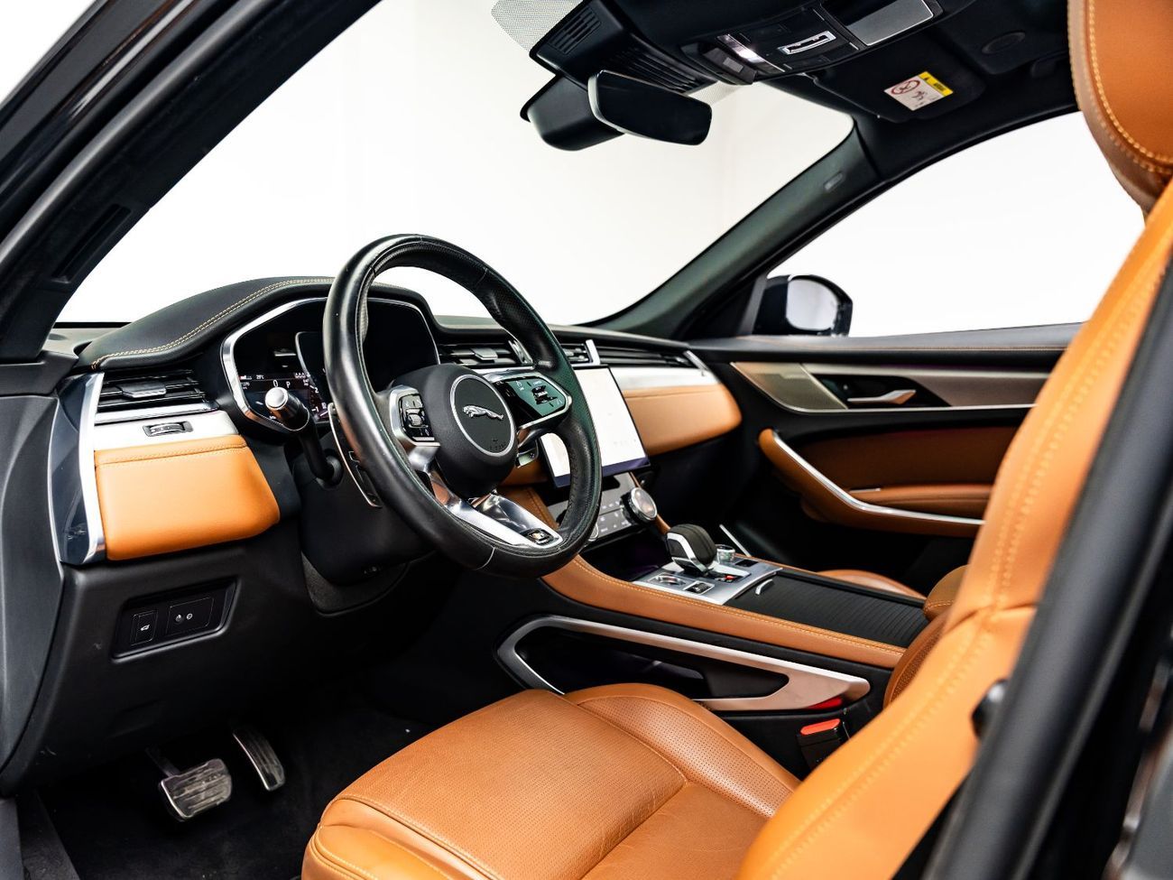 جاكوار F بيس R-Dynamic SE 2.0L