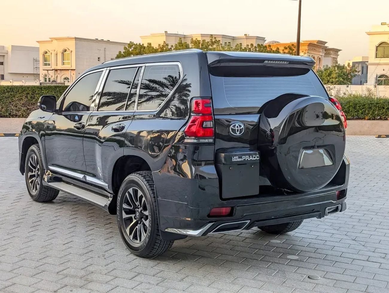 Toyota Prado TX-L FACELIFTED WITH INTERIOR AND EXTERIOR GCC V4 2.7L IN EXCELLENT CONDITION