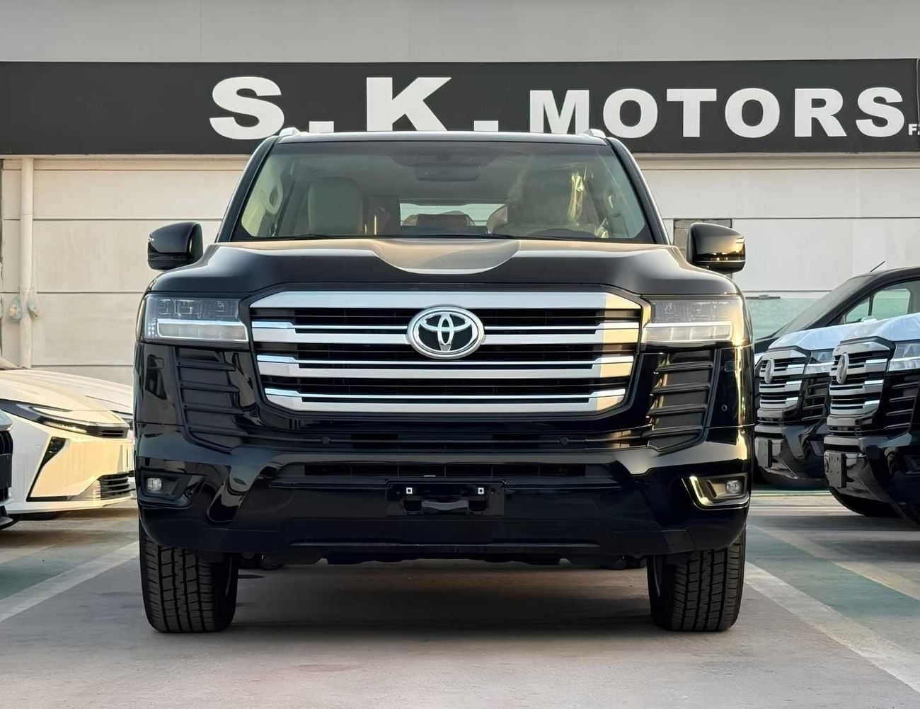 تويوتا لاند كروزر GXR MID OPTION || 4.0L PETROL V6 | SUNROOF | LEATHER WITH PWR SEATS | REAR ENTERTAINMENT SCREEN (COD