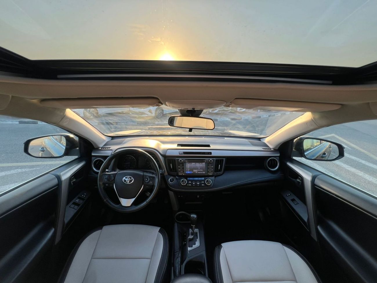 Toyota RAV4 2018 XLE - 2.5L V4-RearCam-AWD 4x4 - Push Start - Leather seat Sunroof