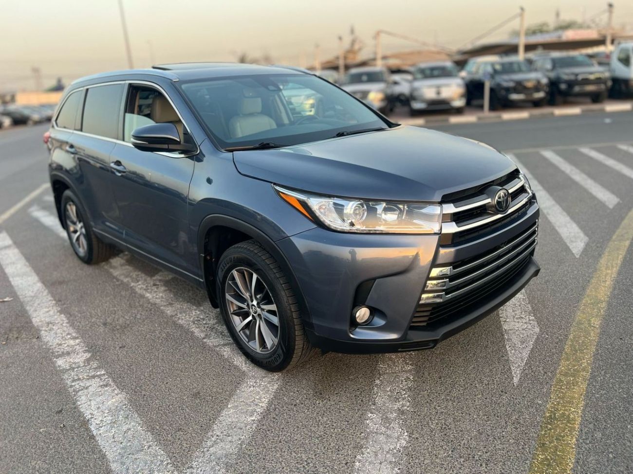 Toyota Highlander 2018 TOYOTA HIGHLANDER XLE   3.5L V-6 //   4 WHEEL DRIVE - 4X4 // SUNROOF //  PUSH START   // LEATHE