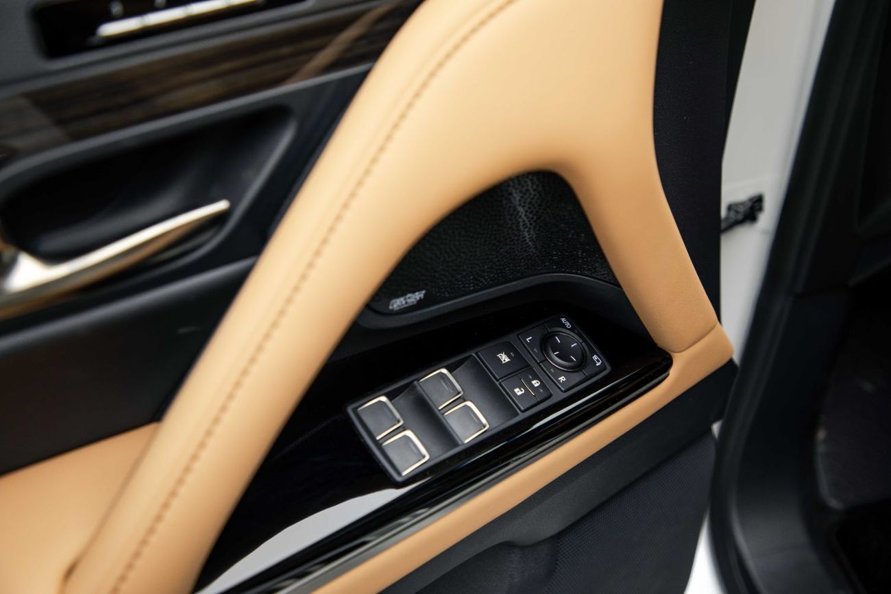 Lexus LX 600 Signature 3.5L - Sonic Quartz Inside Beige | Export Only