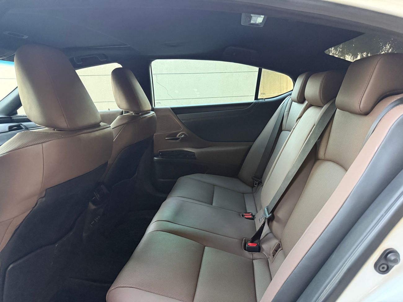 لكزس ES300h full Option 2024 Hybrid