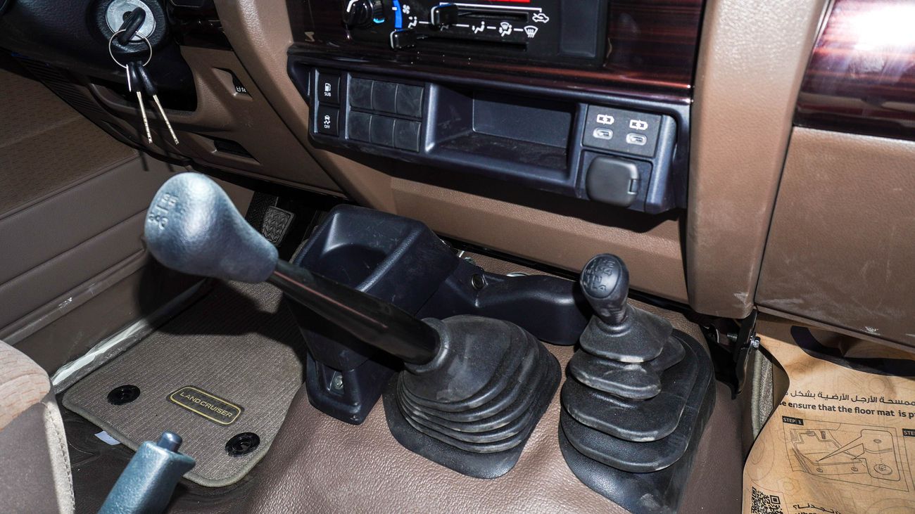 Toyota Land Cruiser Pick Up LX 4.0L V6 SINGLE CABIN M/T