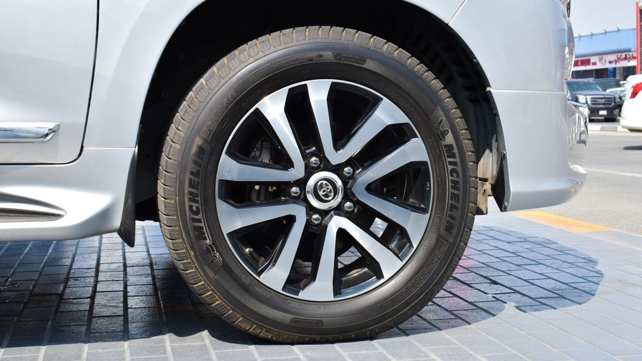 Toyota Land Cruiser GXR Grand Touring V8