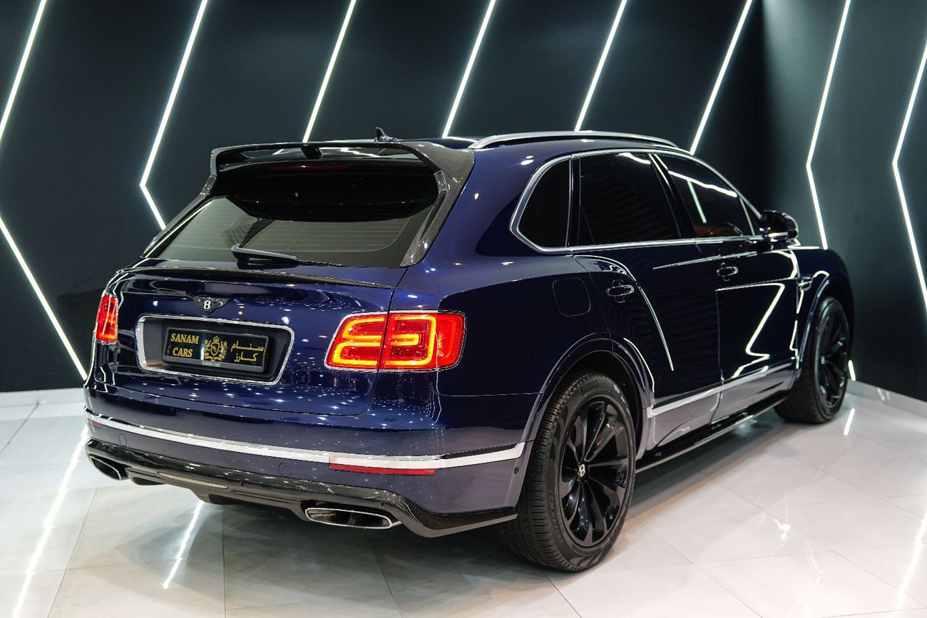 بنتلي بينتايجا W12, Carbon Fiber Body Kit, Panoramic Roof, Starlight Headliner, GCC Specs!!