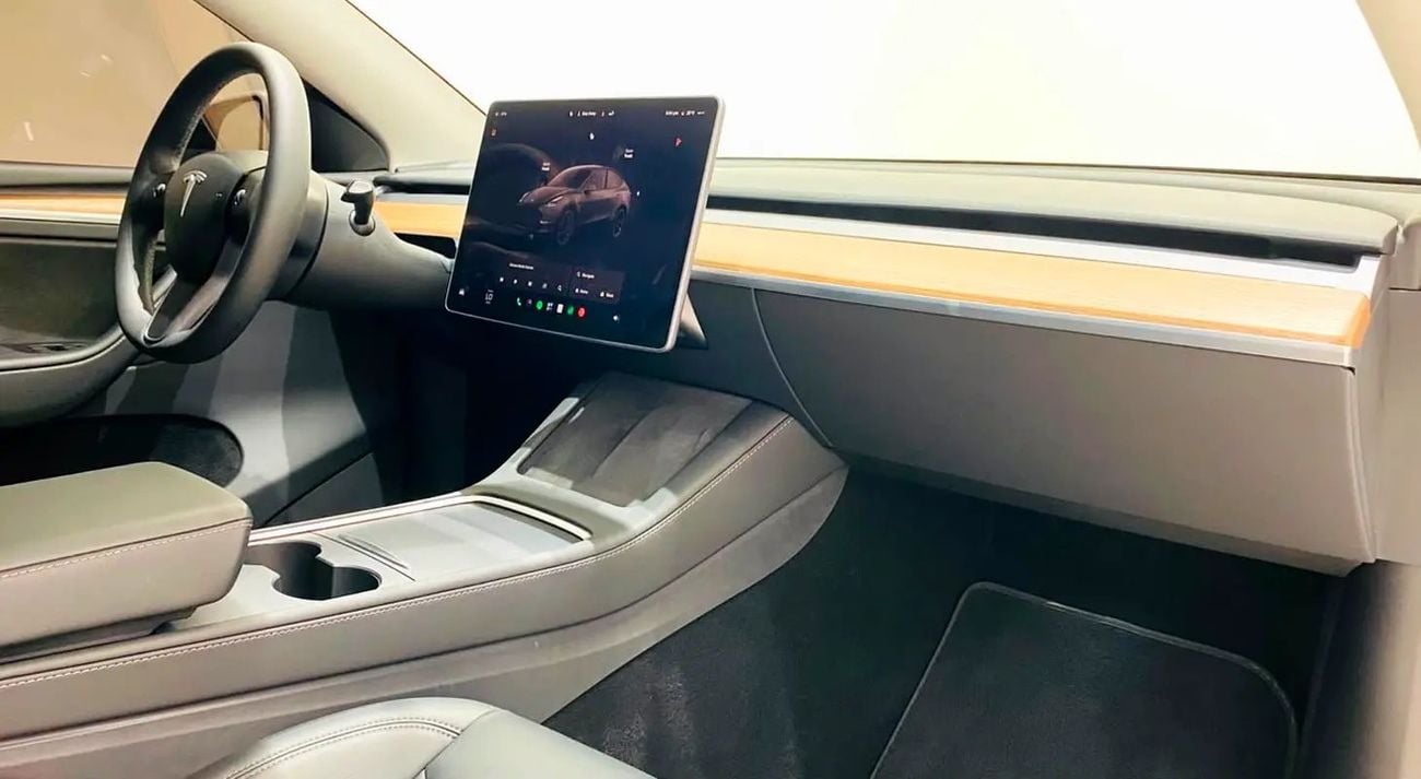 Tesla Model Y LONG RANGE Y DUAL MOTOR MODEL : K M : 10, 000 GCC SPECS UNDER WARRANTY AND SERVICE